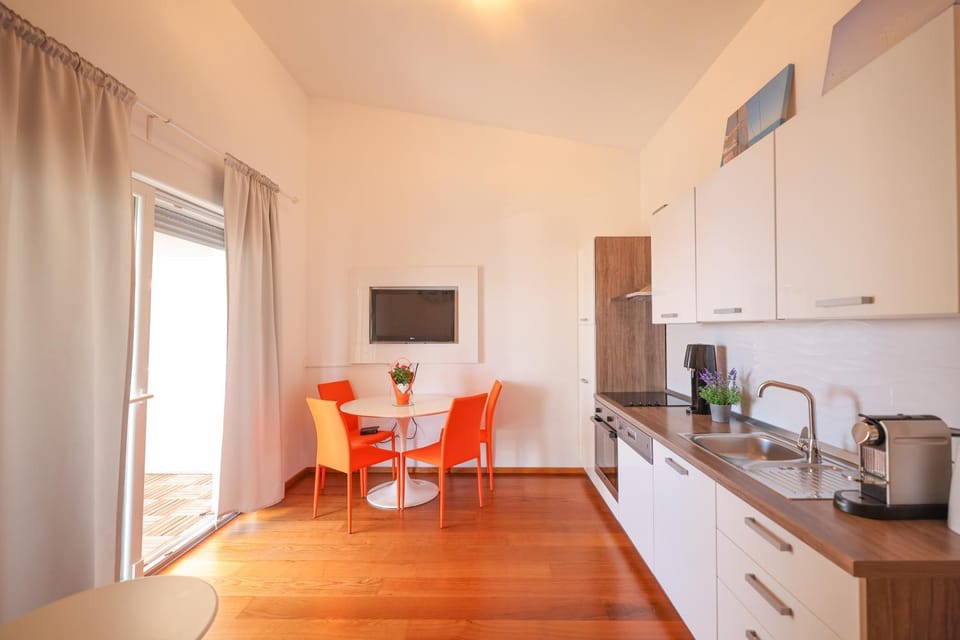 TV and multimedia, Kitchen or kitchenette, Living room, Seating area, Dining area