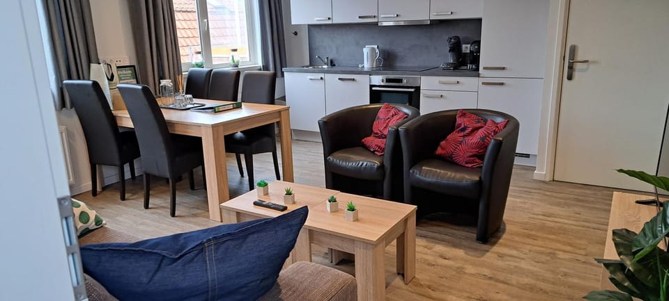 Kitchen or kitchenette, Seating area, Dining area