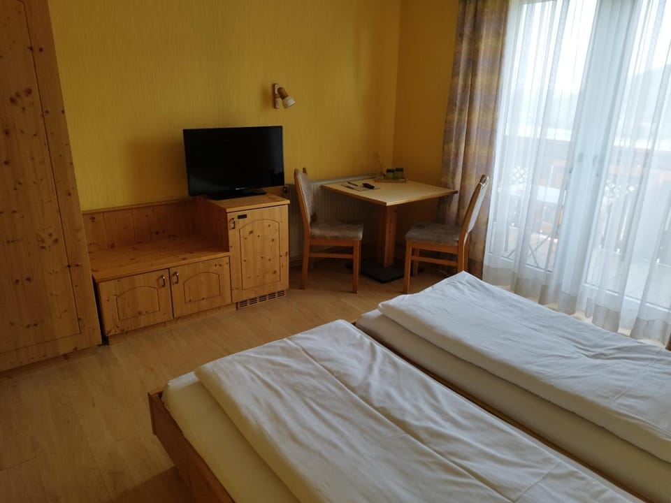 Bed, TV and multimedia, Photo of the whole room