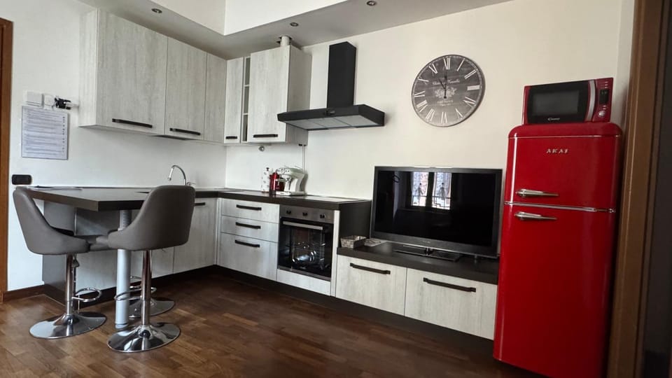 TV and multimedia, Kitchen or kitchenette, Dining area, oven, stove