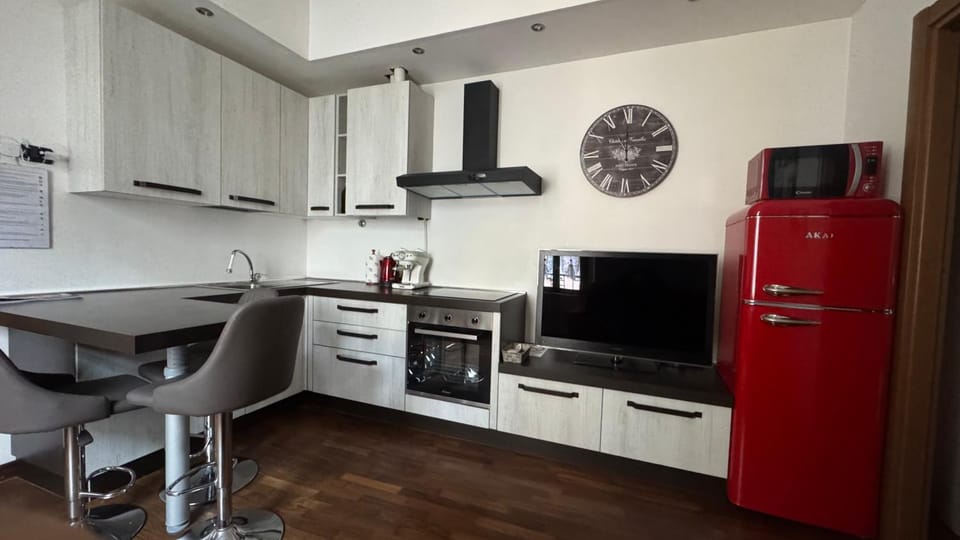 TV and multimedia, Kitchen or kitchenette, Dining area, oven, stove