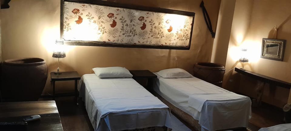 Shower, Toilet, Staff, Bed, Bathroom, TV and multimedia, Coffee/tea facilities, Balcony/Terrace, Decorative detail, Animals, Bedroom, Pets, Family, Inner courtyard view, flat iron, hair dryier, internet, microwave, minibar, pet friendly, towels, air conditioner