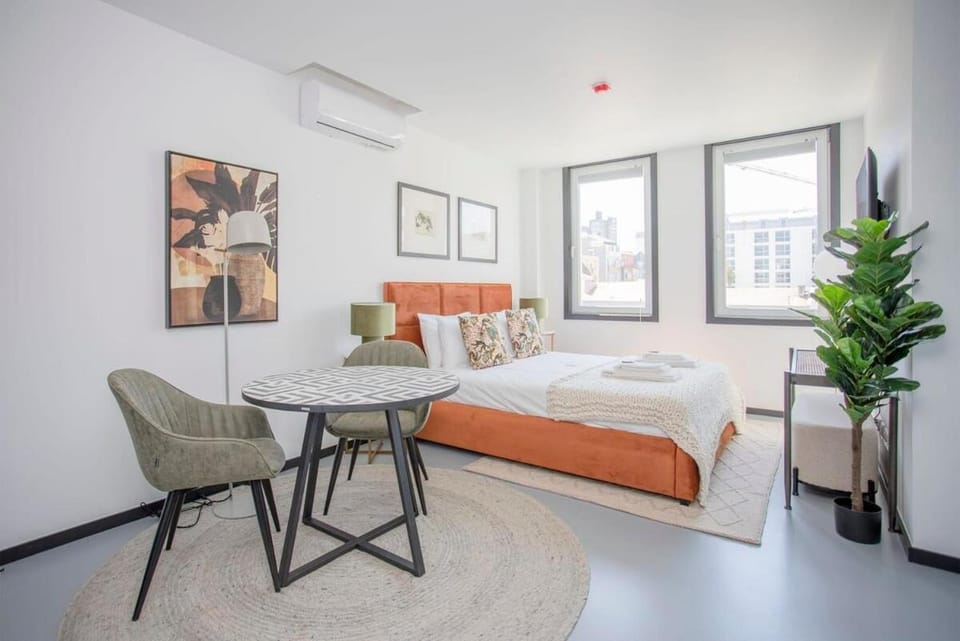 Liiiving in Porto - City Design Studios Apartment in Porto