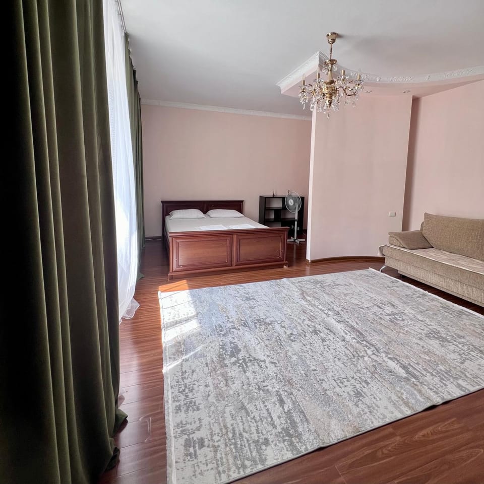 Bed, Living room, Photo of the whole room, Seating area