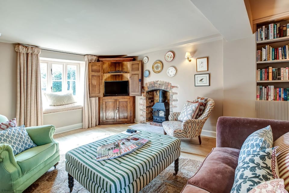 Library, TV and multimedia, Living room, Seating area, fireplace