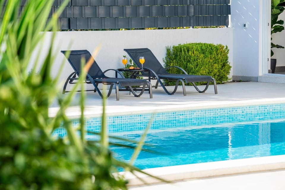 Pool view, Swimming pool, sunbed
