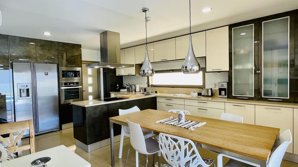 Kitchen or kitchenette, Dining area, Communal kitchen