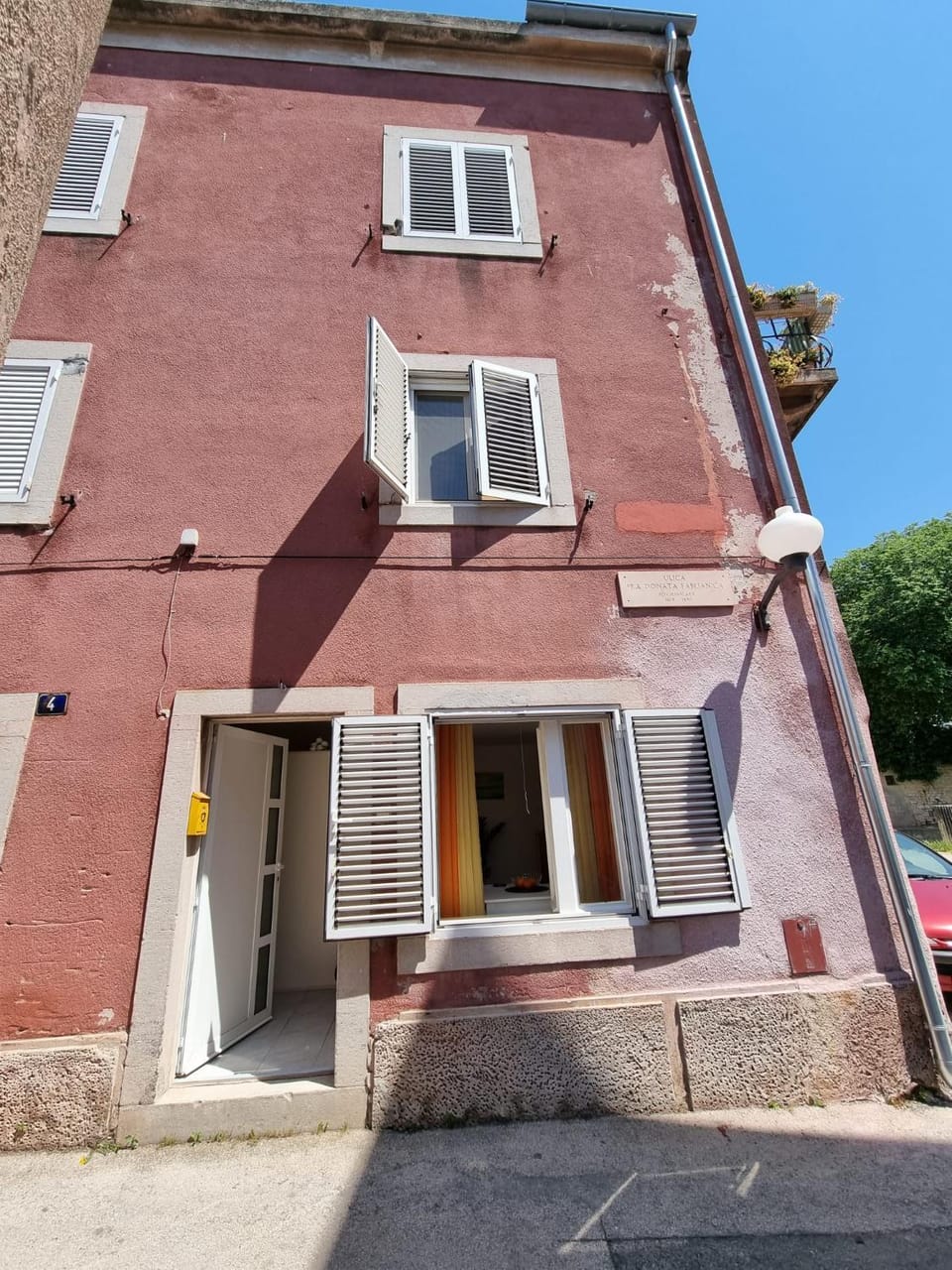 Facade/entrance