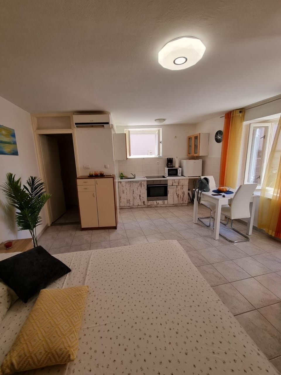 Kitchen or kitchenette, Seating area