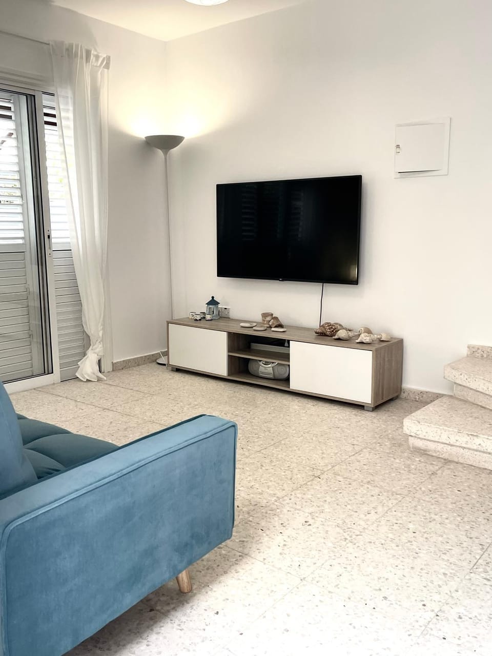 TV and multimedia, Living room, Seating area, air conditioner