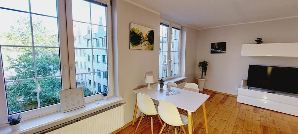 TV and multimedia, Living room, Seating area, Dining area, Evening entertainment