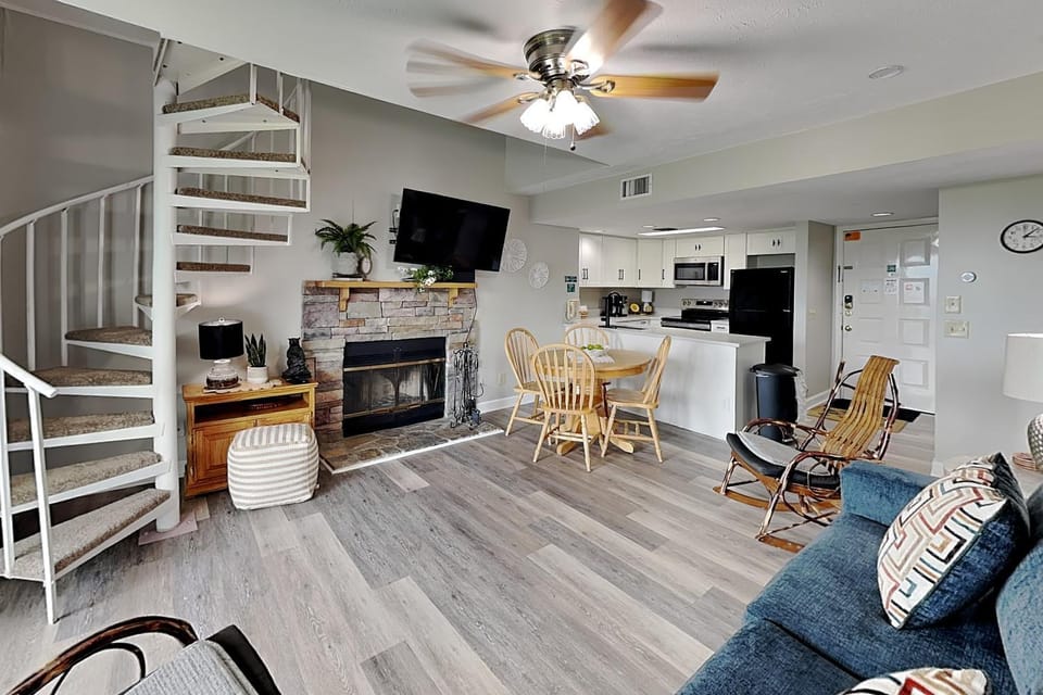 TV and multimedia, Kitchen or kitchenette, Living room, Seating area, Dining area, fireplace