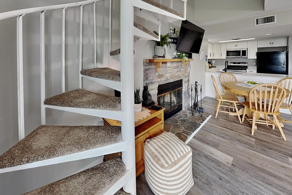 TV and multimedia, Kitchen or kitchenette, Living room, Seating area, Dining area, Bedroom, bunk bed, fireplace, furniture