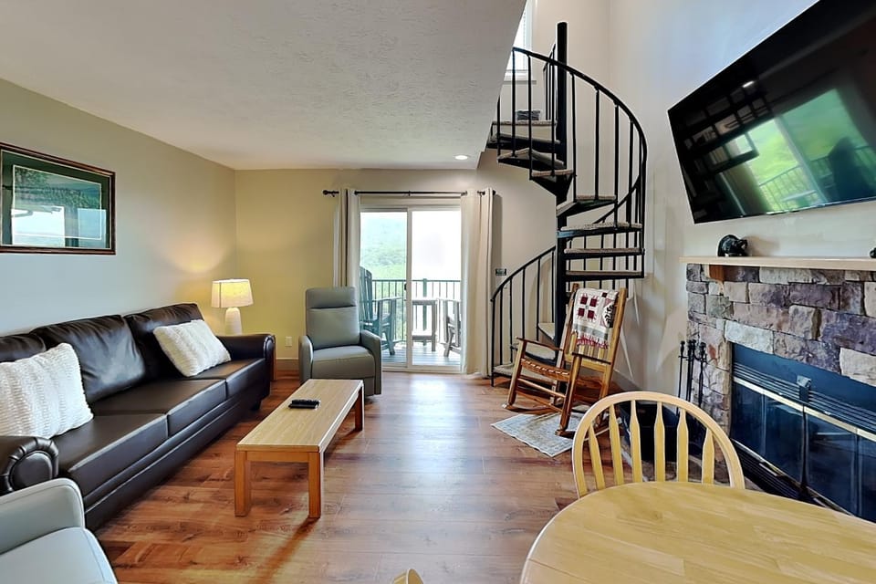 TV and multimedia, Balcony/Terrace, Living room, Seating area, fireplace, furniture