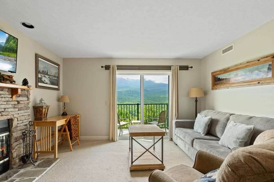 TV and multimedia, View (from property/room), Balcony/Terrace, Living room, Seating area, Mountain view, fireplace, furniture