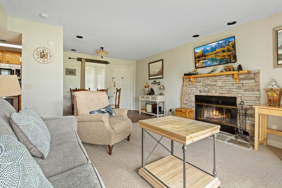 TV and multimedia, Kitchen or kitchenette, Living room, Seating area, fireplace, furniture