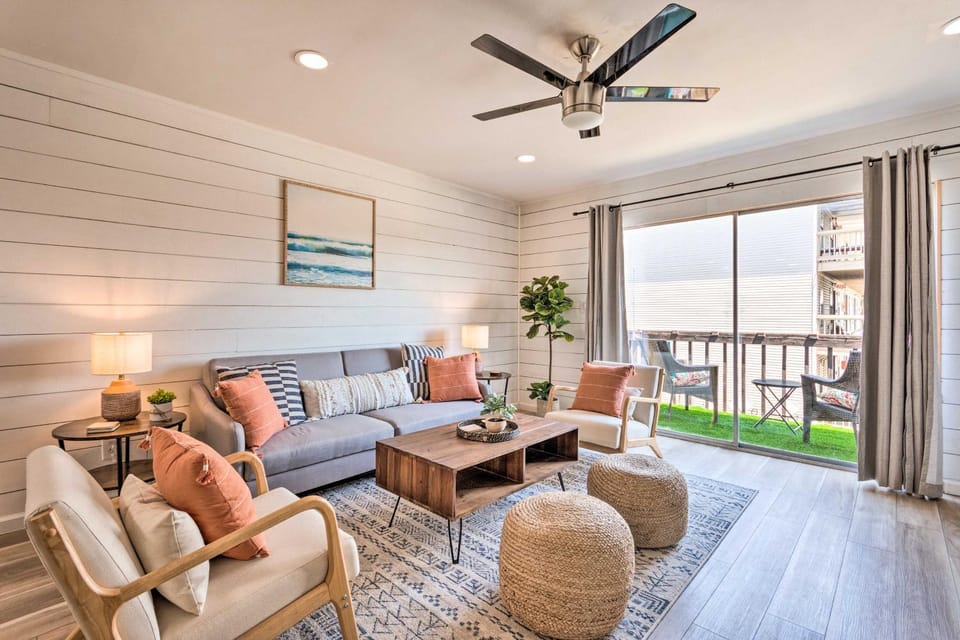 Chic Fort Walton Condo ~ 2 Blocks to Beach! House in Okaloosa Island