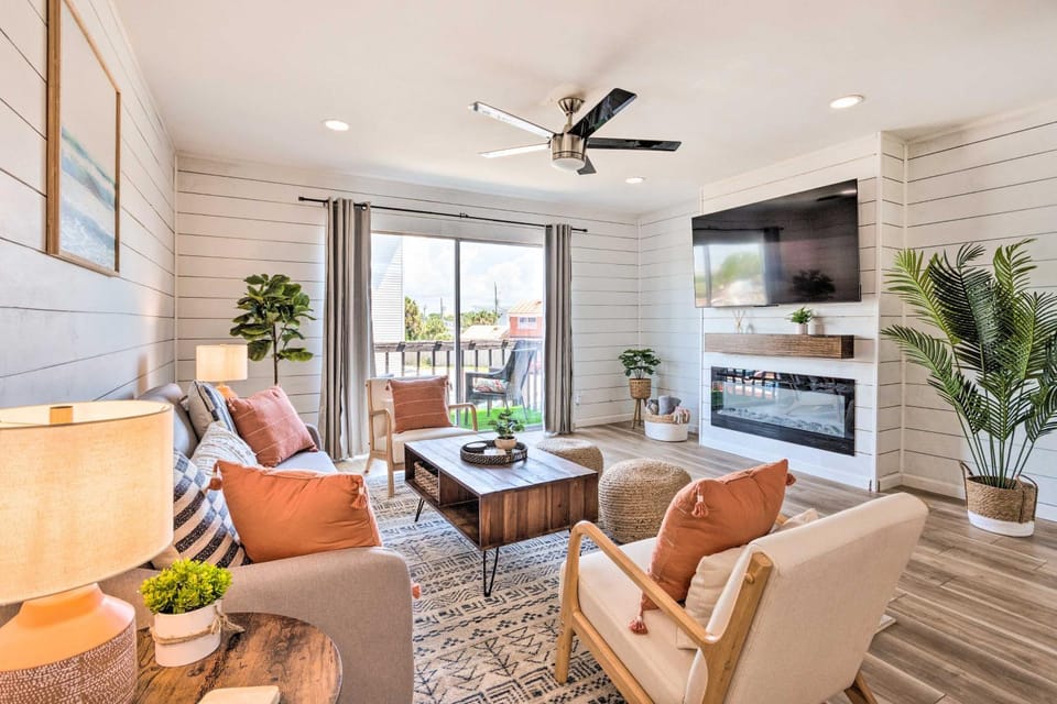 Chic Fort Walton Condo ~ 2 Blocks to Beach! House in Okaloosa Island