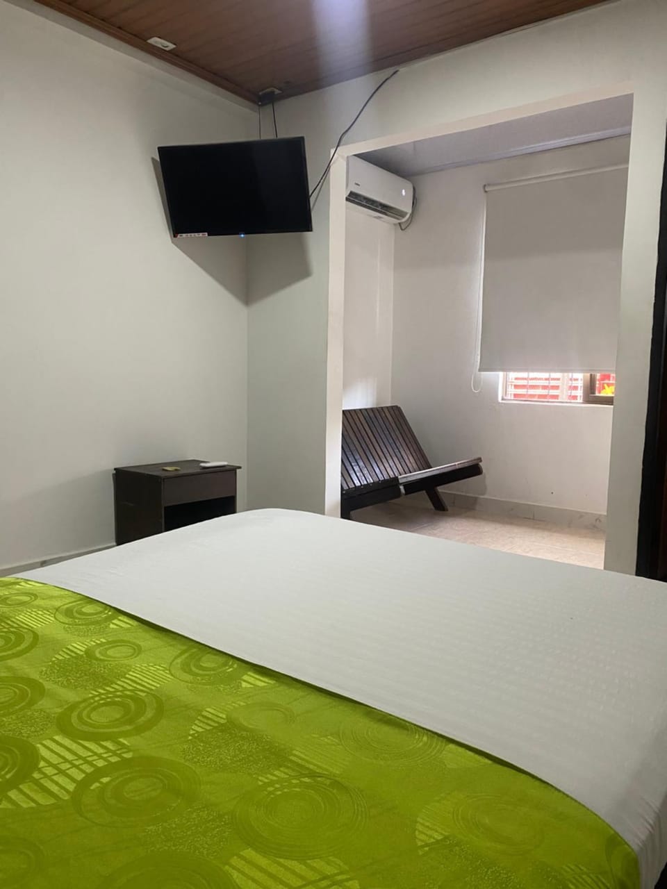 Bed, TV and multimedia, Photo of the whole room, air conditioner