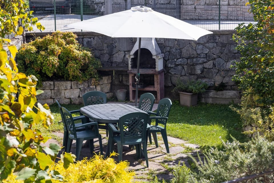 Patio, Spring, Day, BBQ facilities, Garden, Dining area
