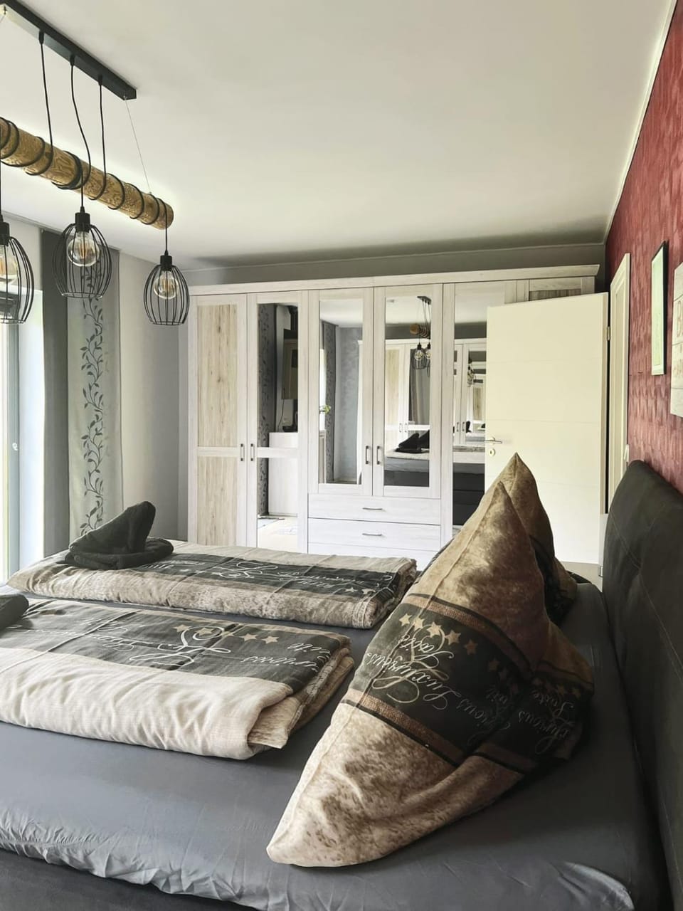 Bed, Bedroom, towels