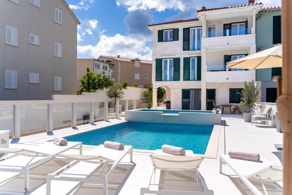 Property building, Patio, Balcony/Terrace, Swimming pool, sunbed