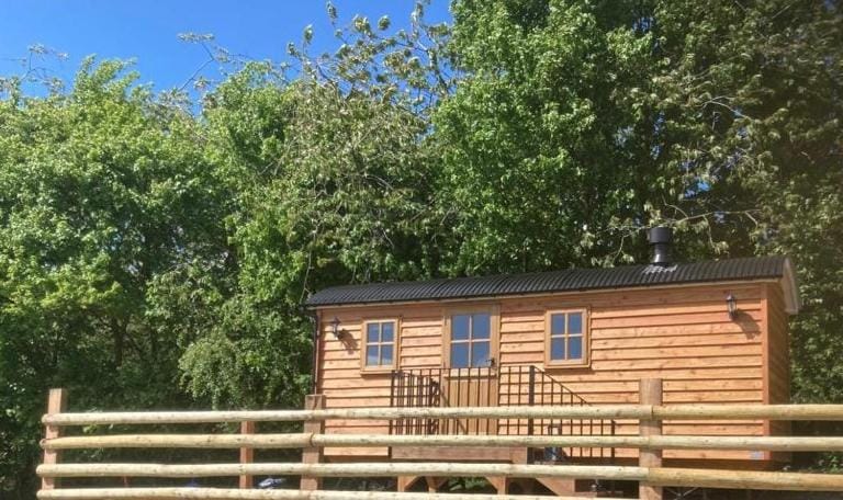 The Snug with exclusive wood fired hot tub Nature lodge in England