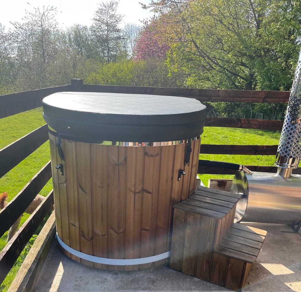 The Snug with exclusive wood fired hot tub Nature lodge in England