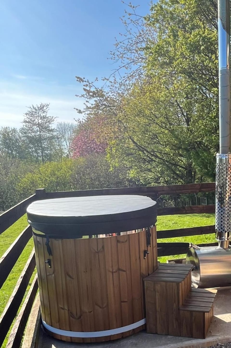 The Snug with exclusive wood fired hot tub Nature lodge in England