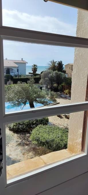 Pool view, Sea view
