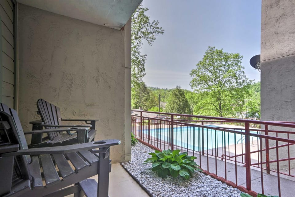 Walk Dtwn! Stylish Condo w/ King Bed, Pool & Patio House in Gatlinburg