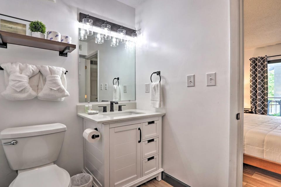 Walk Dtwn! Stylish Condo w/ King Bed, Pool & Patio House in Gatlinburg