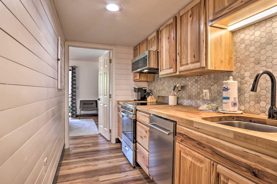 Walk Dtwn! Stylish Condo w/ King Bed, Pool & Patio House in Gatlinburg