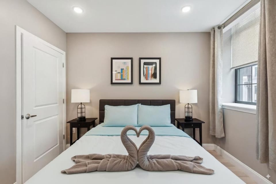 Bed, towels