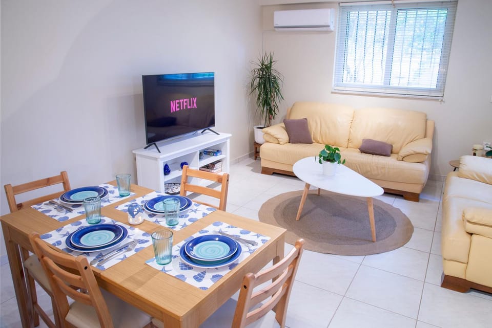 TV and multimedia, Living room, Seating area, Dining area, Evening entertainment
