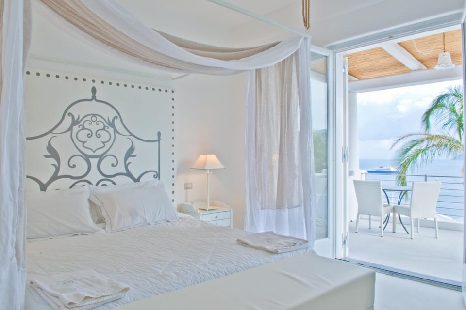 Day, Photo of the whole room, Bedroom, Pool view, Sea view