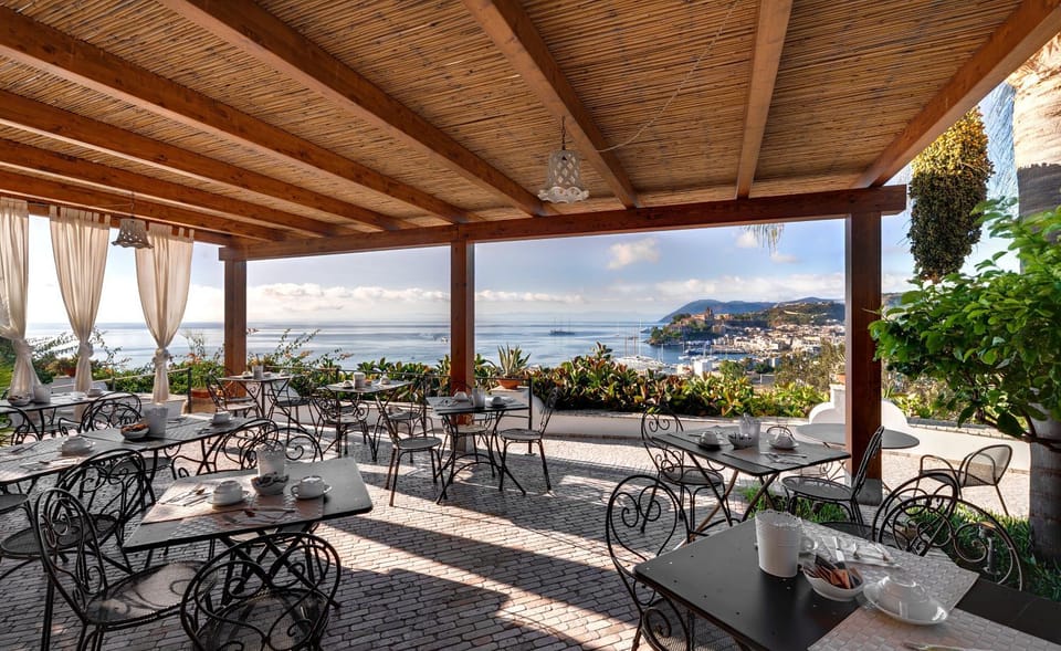 Restaurant/places to eat, Balcony/Terrace, City view, Sea view