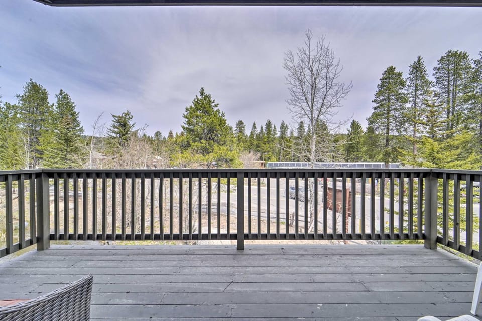 2 Mi to Donner Lake: Walkable Truckee Condo! House in Truckee