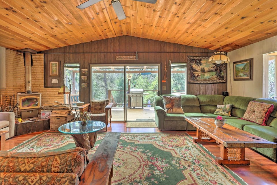 Gorgeous Oakhurst Retreat w/ Swimming Hole! House in Oakhurst