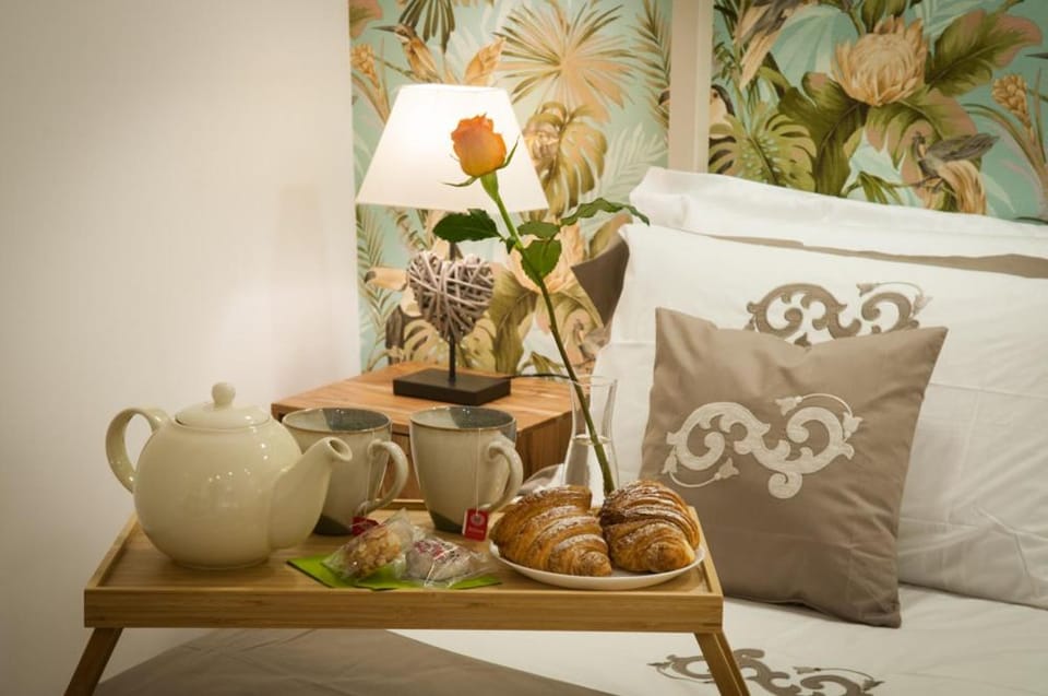 Bed, Bedroom, Food, Breakfast, Drinks
