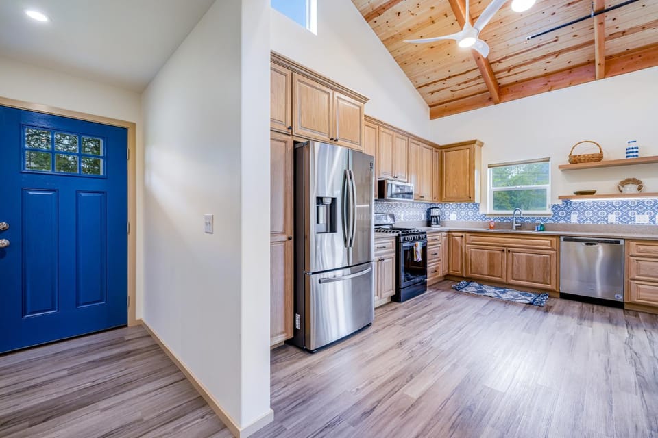 New Home- Minutes from Beach Foosball & Yard House in Mendocino County