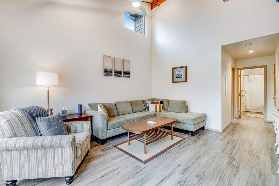 New Home- Minutes from Beach Foosball & Yard House in Mendocino County