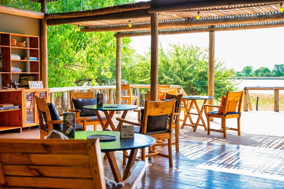 Restaurant/places to eat, Communal lounge/ TV room, Lounge or bar, River view, internet