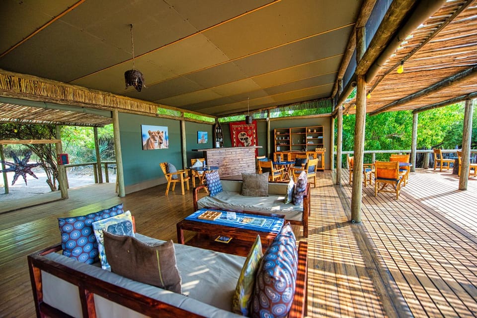 Restaurant/places to eat, Communal lounge/ TV room, Lounge or bar, River view