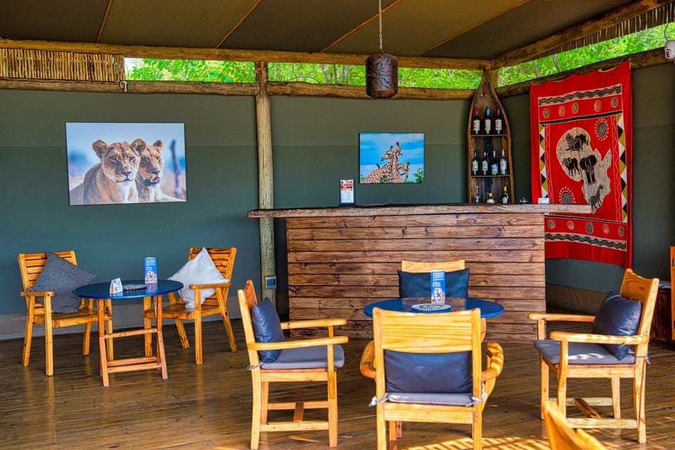 Communal lounge/ TV room, Lounge or bar, River view