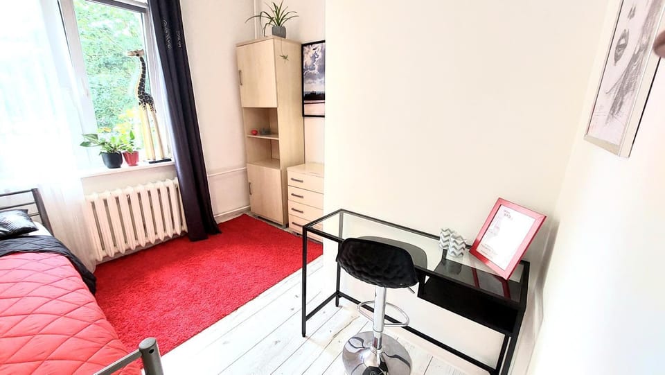 Bed, Photo of the whole room, hair dresser