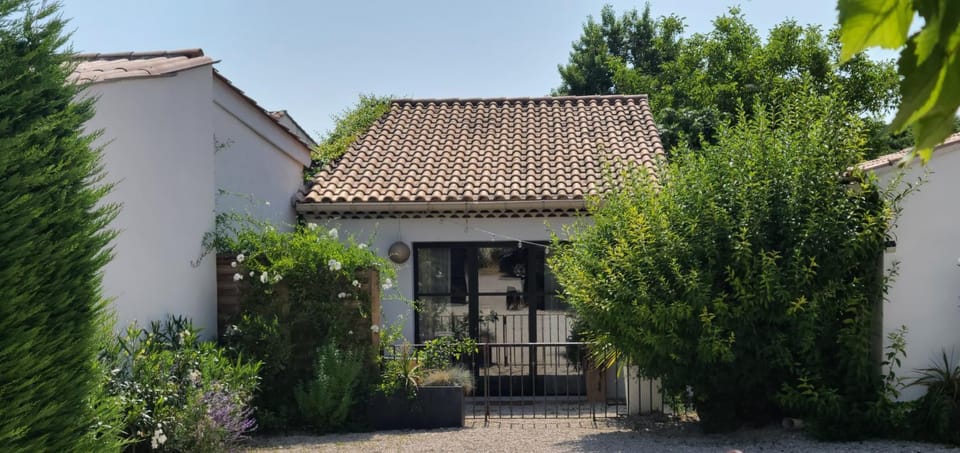 Saskia's loft Mazan -Studio cosy au calme proche du Ventoux House in Mazan