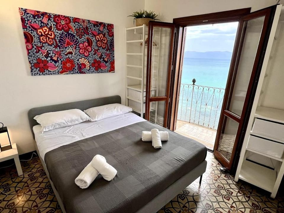 Bed, Natural landscape, View (from property/room), Balcony/Terrace, Bedroom, Sea view