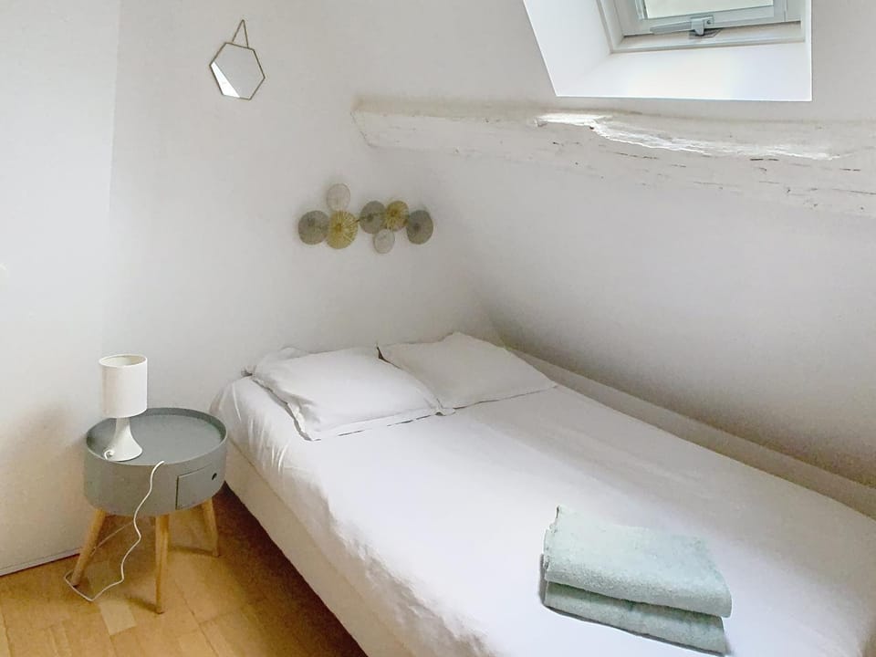 Bed, Photo of the whole room, Bedroom, towels