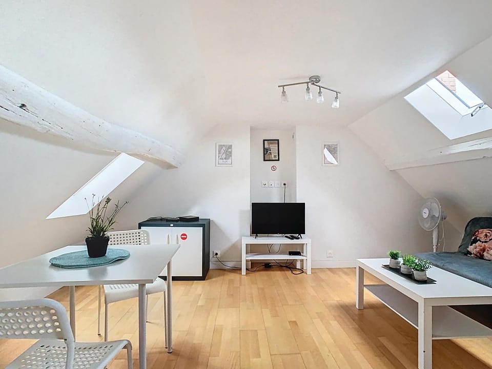 TV and multimedia, Living room, Seating area, Dining area